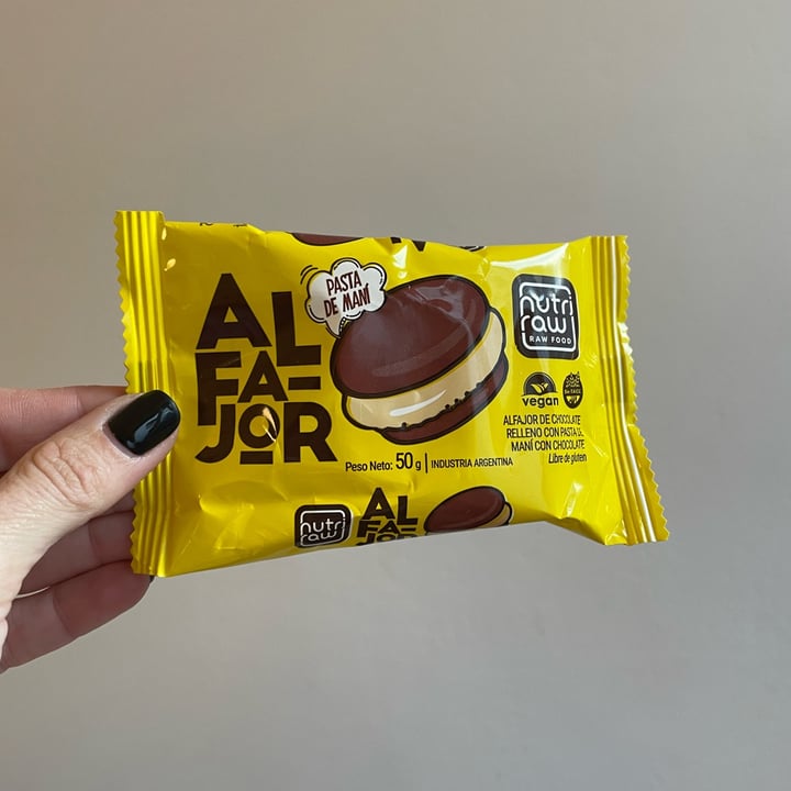 photo of Nutri Raw Alfajor de chocolate relleno con pasta de maní shared by @aguuschinita on  29 Aug 2023 - review