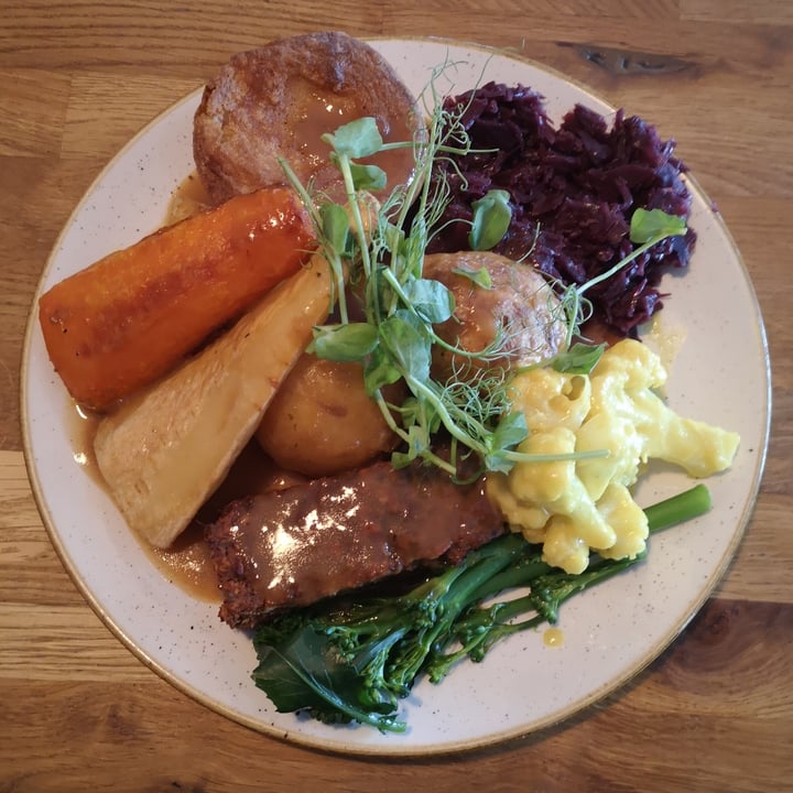 photo of Harp & Crown Sunday Nut Roast with Yorkshire Pudding shared by @think-of-the-euth on  10 Sep 2023 - review
