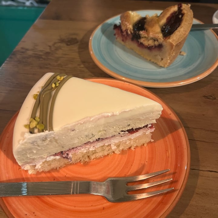 photo of Organic Lovers Torino Torta cioccolato bianco, lamponi e pistacchio shared by @alecav on  17 Jun 2025 - review