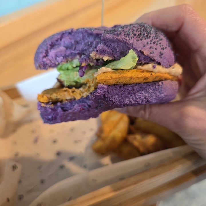 photo of Flower Burger purple hummus shared by @alvi2957 on  07 Apr 2025 - review