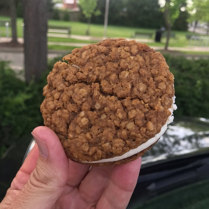 photo of Coffee on High Plant-based Oatmeal Creme Pie shared by @arronlee on  04 May 2024 - review