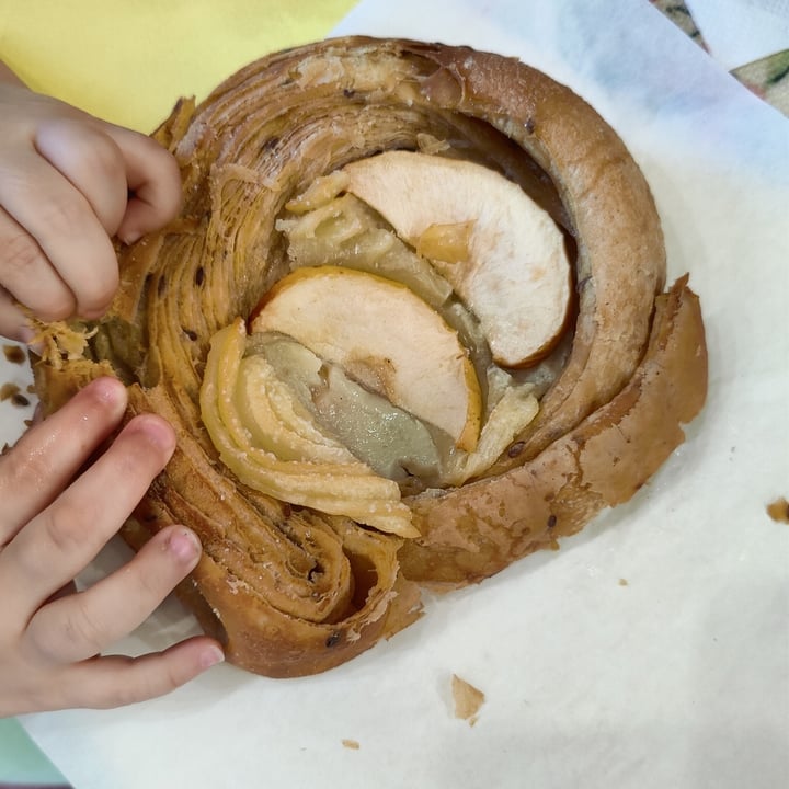photo of Bar Pasticceria di Nocera Brioche con crema e mele shared by @alessiavik on  22 Apr 2025 - review
