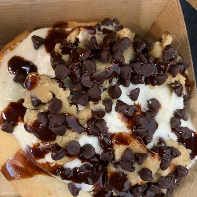 「Cookie Monster Cinnamon Bun」の料理の写真
