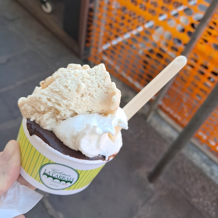 photo of Gelateria La Carraia Gelato al cioccolato fondente, mandorla salata e cocco shared by @azzurramarianoemi on  04 Oct 2025 - review