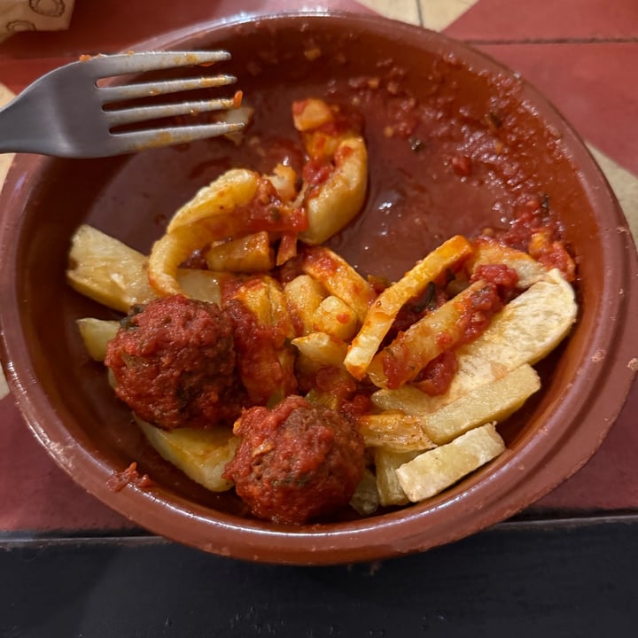 photo of Vegan Rock Albóndigas con tomate y patatas fritas shared by @ryanleys on  28 Sep 2025 - review