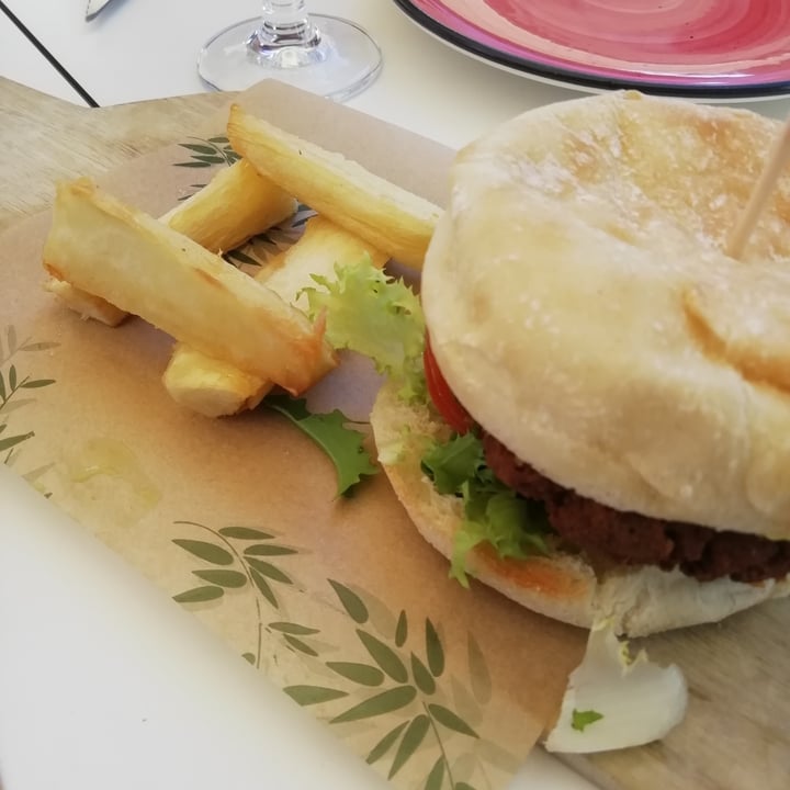 photo of Maricastaña Hamburguesa Vegana Con Yuga shared by @ecoilogic on  03 Dec 2023 - review