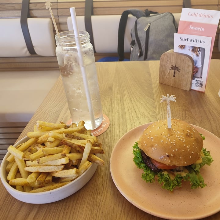 photo of Hulala – Pretty Burger & Drinks Cheeseburger And Chips shared by @nillalop on  31 Aug 2023 - review