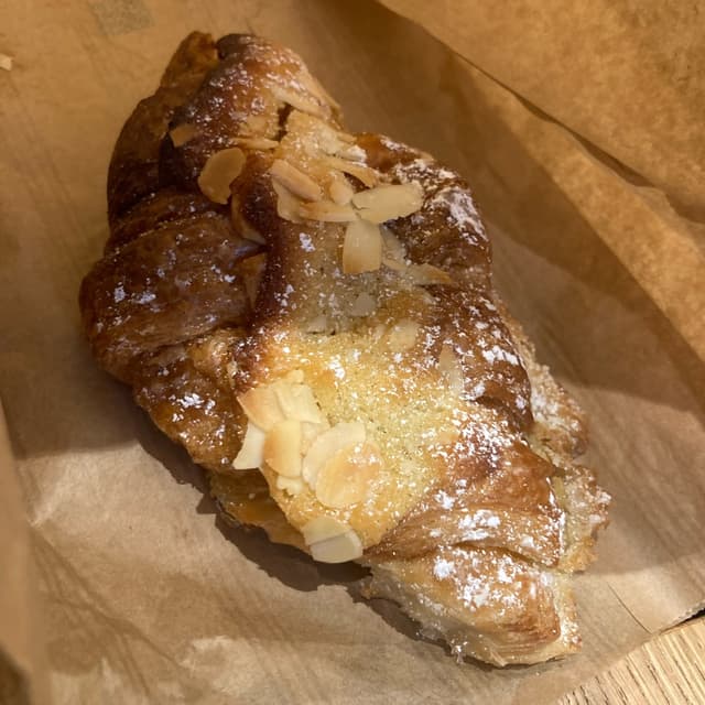 Photo of the dish “Croissant aux amandes”
