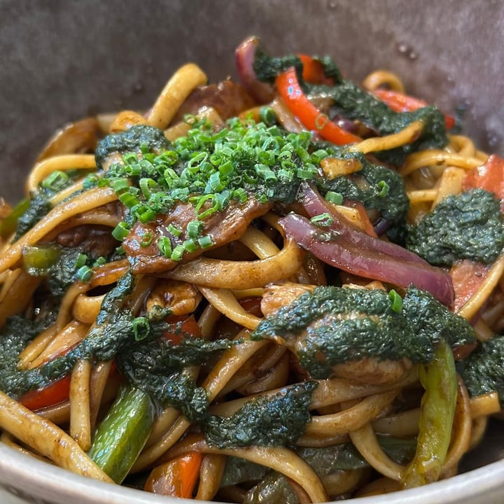 photo of The Vegan Roll noodles yakisoba shared by @consuscosas on  17 Nov 2024 - review