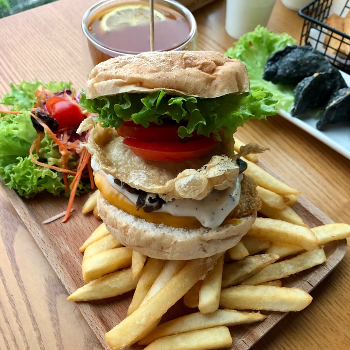 photo of nomVnom Bistro Lion's Xtreme Burger shared by @ziggyradiobear on  25 Dec 2023 - review