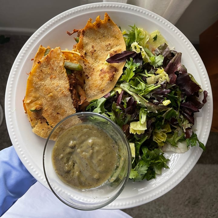 photo of Fresh Cravings Fire Roasted Salsa Verde shared by @lilyycaroline on  02 Apr 2025 - review