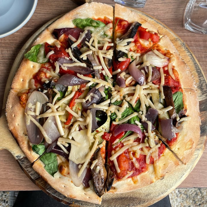 photo of The Full Moon Hotel Vegetarian Pizza with Vegan Cheese shared by @veggi-bella on  24 Sep 2023 - review