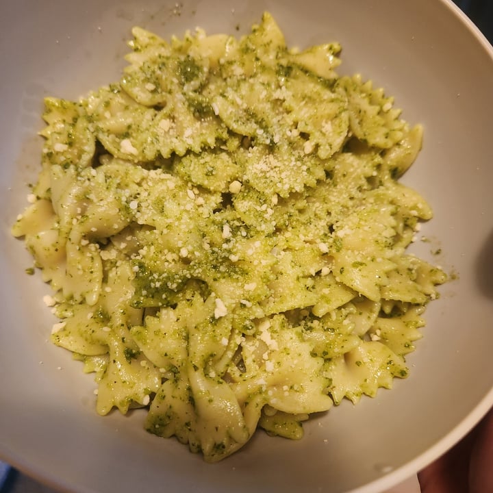 photo of Trader Joe's Vegan Kale, Cashew & Basil Pesto shared by @picklesnickels on  21 Apr 2024 - review