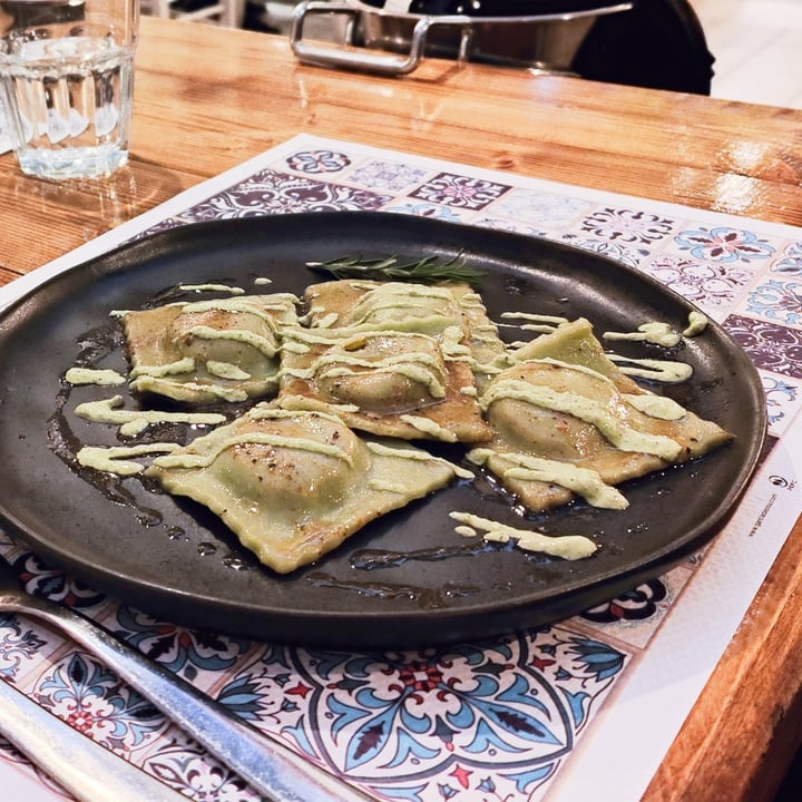 photo of Status Quo ravioli con radicchio e gondino affumicato con salsa ai fichi shared by @koai269 on  28 Oct 2023 - review