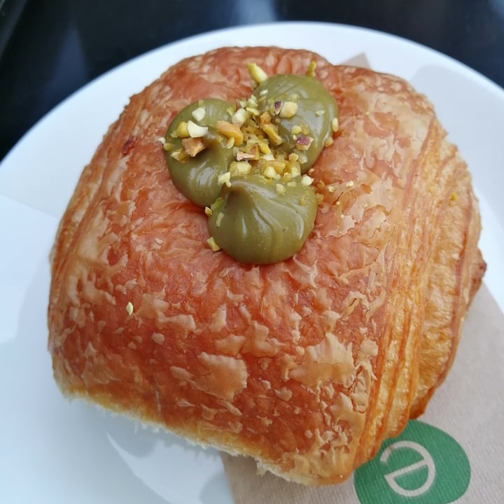 photo of Essenza Love Natural Food pain au chocolate pistacchio shared by @anthe on  01 Sep 2024 - review