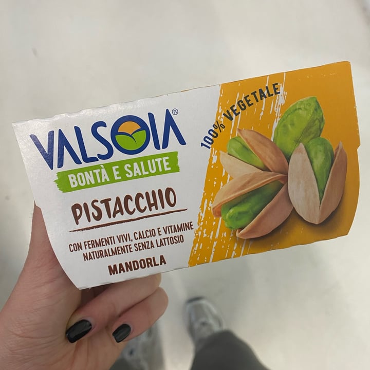 photo of Valsoia yogurt mandorla Gusto Pistacchio shared by @morghicooper on  04 May 2024 - review