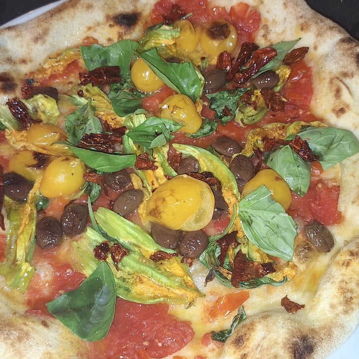 photo of Dal Mazzo pizzeria a La Spezia pizza con fiori di zucca shared by @stefyveg on  05 Oct 2025 - review