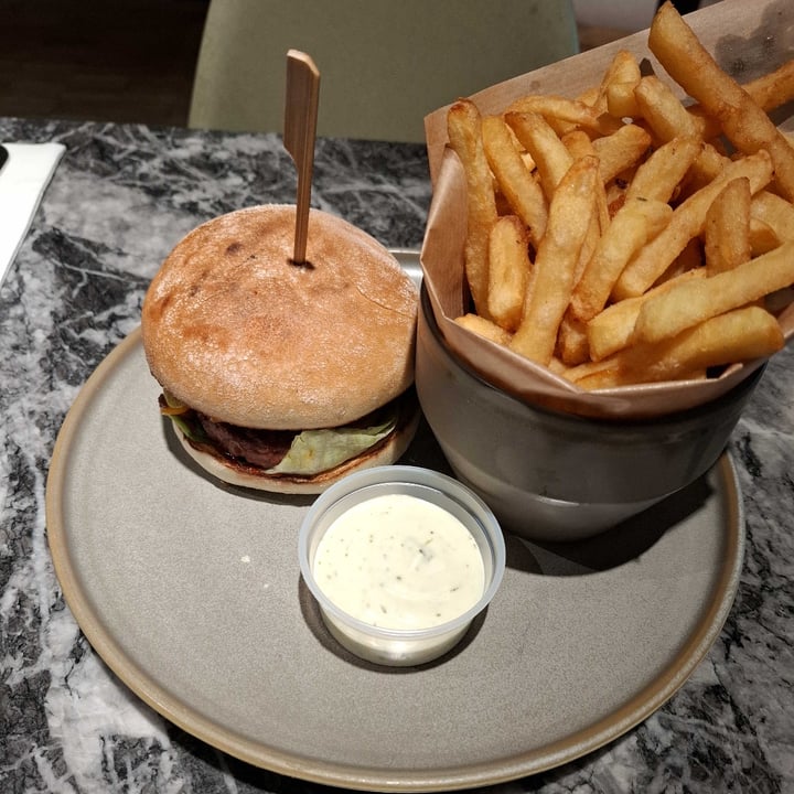photo of Ellis Gourmet Burger Beyond burger shared by @sheerabs on  24 Apr 2025 - review