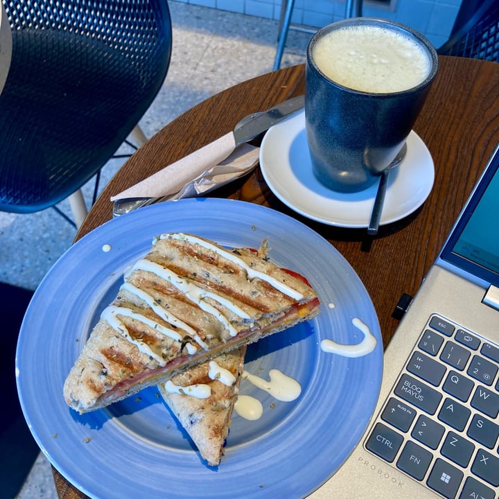 photo of Debby's Good Veggie Food Sandwich jamón y queso shared by @izaskunquilez on  18 Mar 2025 - review
