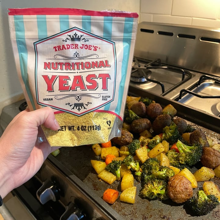 photo of Trader Joe's Nutritional Yeast shared by @thumbelinasana on  08 Jan 2024 - review