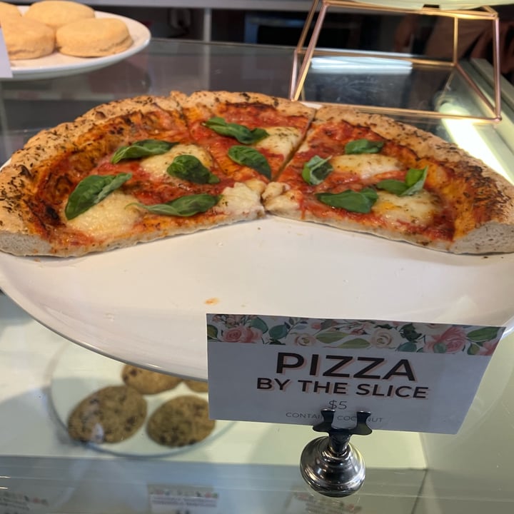 photo of Petunia's Pies & Pastries Margherita Pizza Slice shared by @raatz on  04 Sep 2025 - review