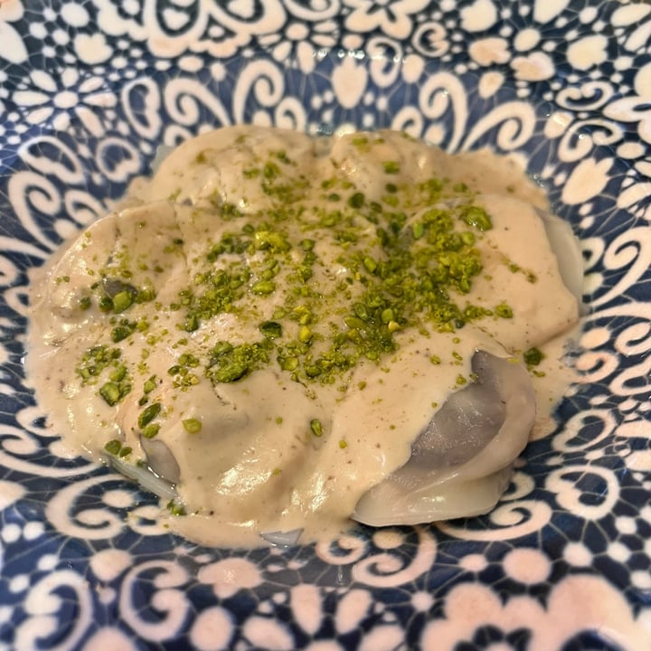 photo of Hakuna Matata Veggie Ravioli de Beyond meat al cava con salsa de foie sobre bechamel trufada shared by @lopasil on  15 Aug 2024 - review