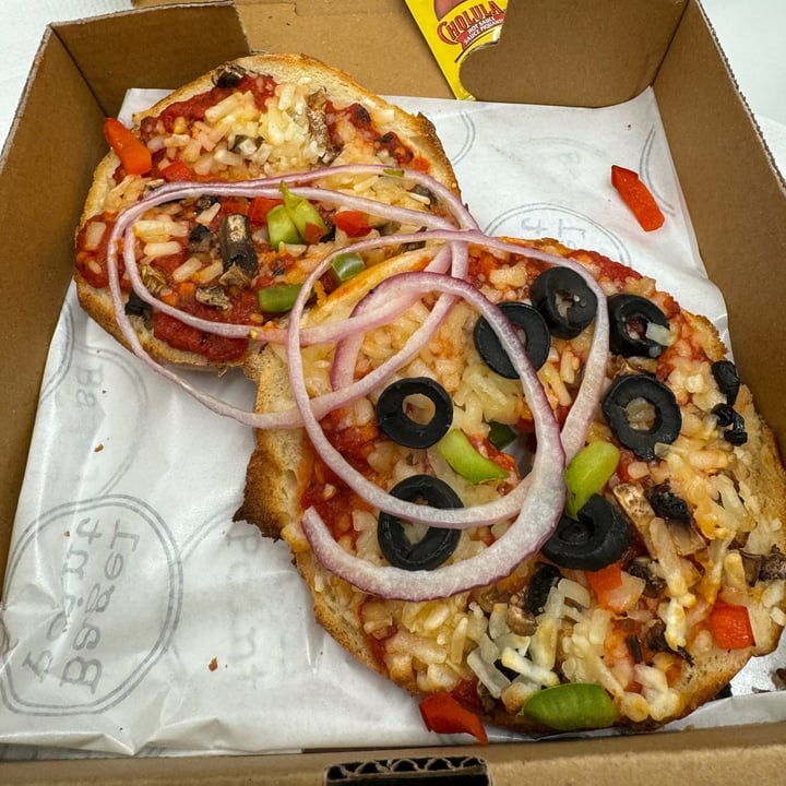 photo of Bagel Point Ultimate Veggie pizza shared by @veganfoodcrazy on  28 Apr 2024 - review