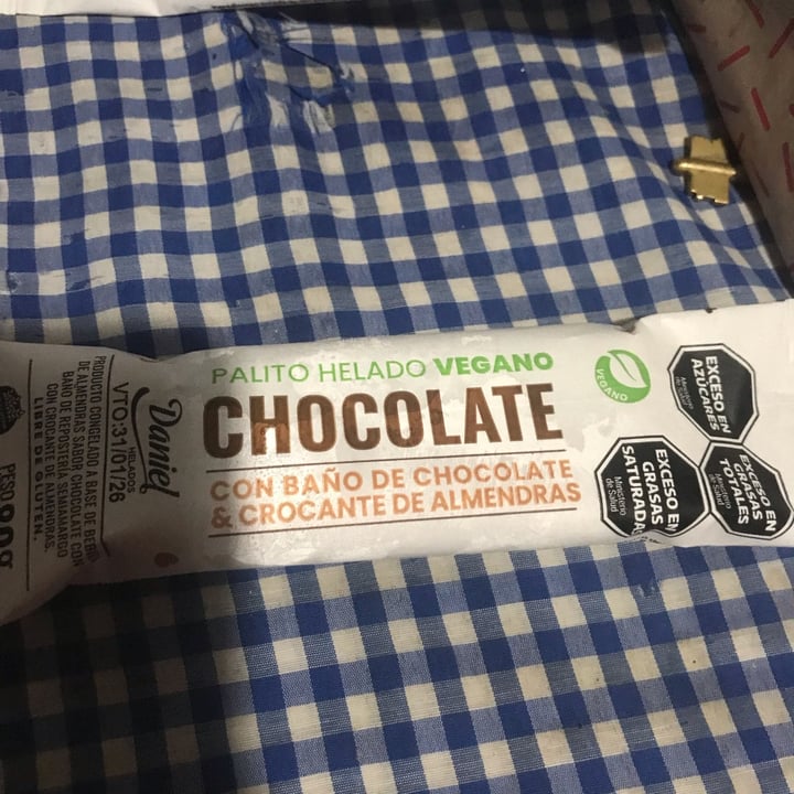 photo of Daniel Helados palito helado alfajor de chocolate con almendras shared by @micaelacardoso on  12 Apr 2025 - review