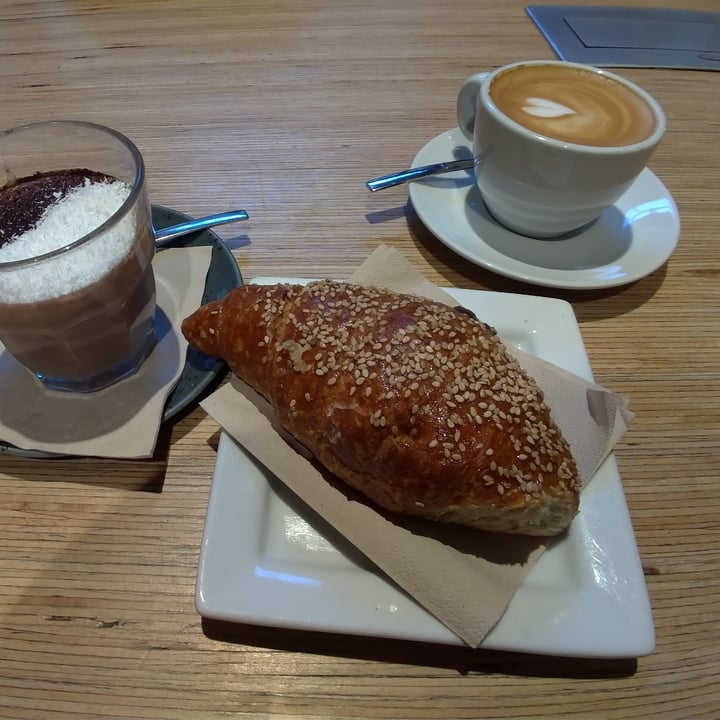 photo of Shake Cafe Cornetto Vegan Al Cioccolato shared by @geb on  20 Dec 2023 - review
