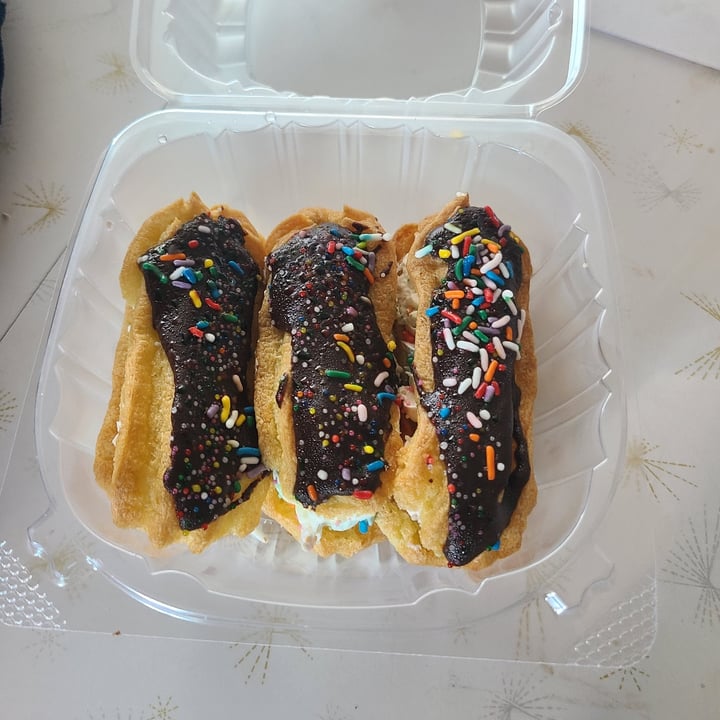 photo of Pasteles Finos del Angel Mini eclairs shared by @sofihuasteca on  03 May 2024 - review