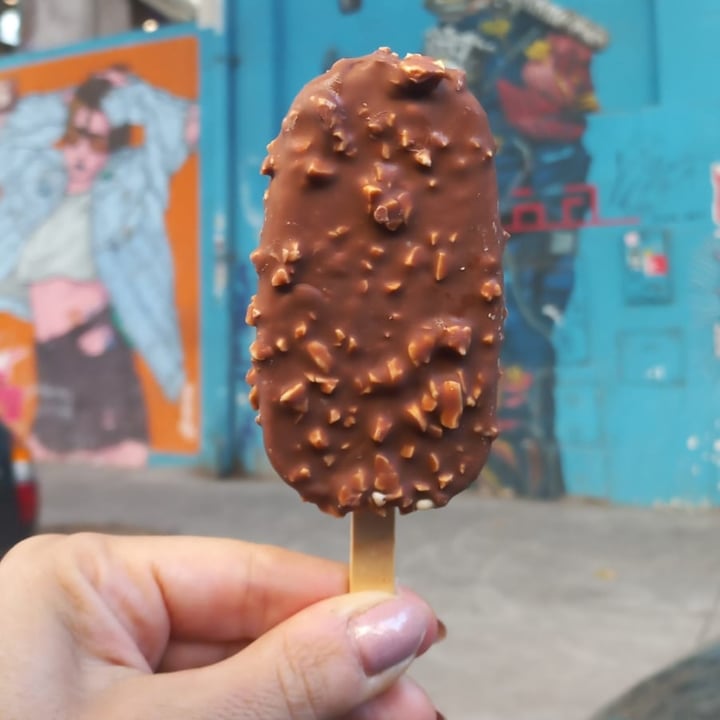 photo of Origo Helado Paleta de vainilla bañado en chocolate con Mani shared by @vforvegan on  03 May 2024 - review