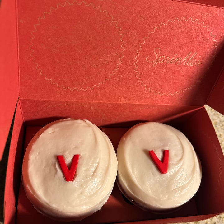 photo of Sprinkles Scottsdale Vegan Red Velvet Cupcake shared by @sophierr on  27 Apr 2024 - review