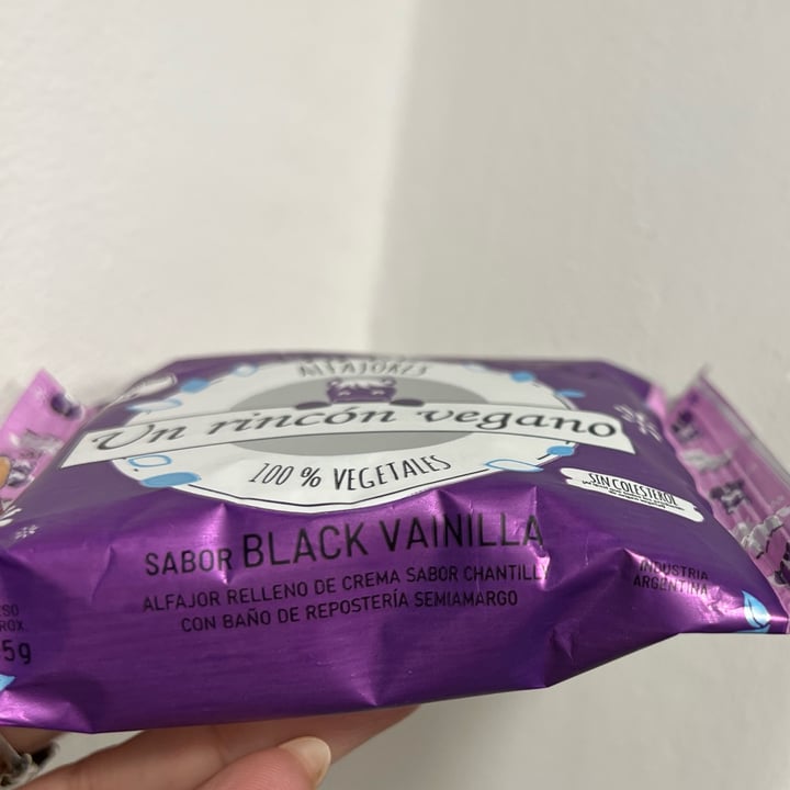 photo of Un Rincón Vegano Alfajor Black Vainilla shared by @gaby-miss-x on  12 Nov 2023 - review