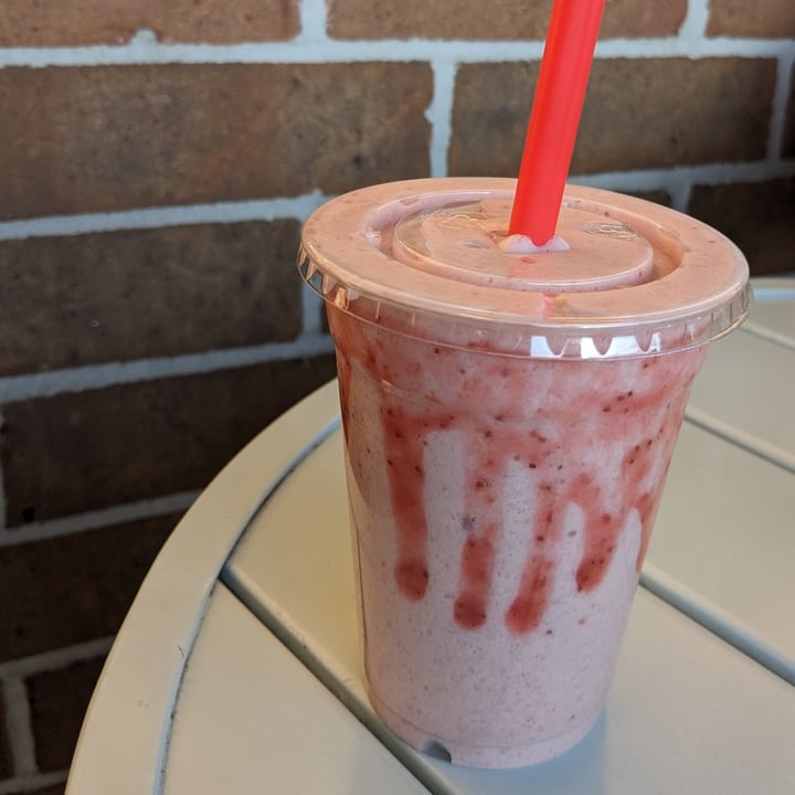 photo of Zammy's Vegan Kitchen strawberry milkshake shared by @kristikrum on  02 May 2024 - review