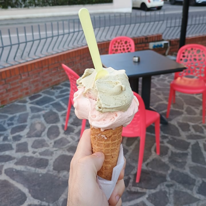 photo of DISTE gelateria artigianale Cono Gelato Gusto Arancia Rossa E Pistacchio shared by @geb on  19 May 2025 - review
