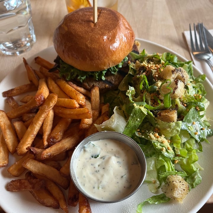 photo of Lola Rosa Place des Arts Veg Burger shared by @aimeelou- on  23 Oct 2023 - review