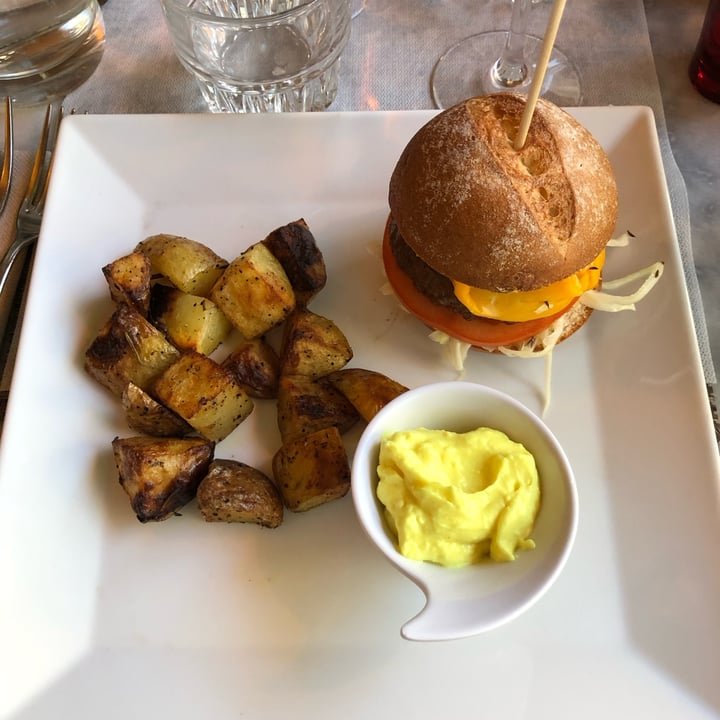 photo of L'OV Osteria Vegetariana burger con cavolo cappuccio, cacio fondente, cipolla caramellata, senape antica e patate al forno con maionese shared by @aaaagaaataaaa on  17 Jan 2025 - review