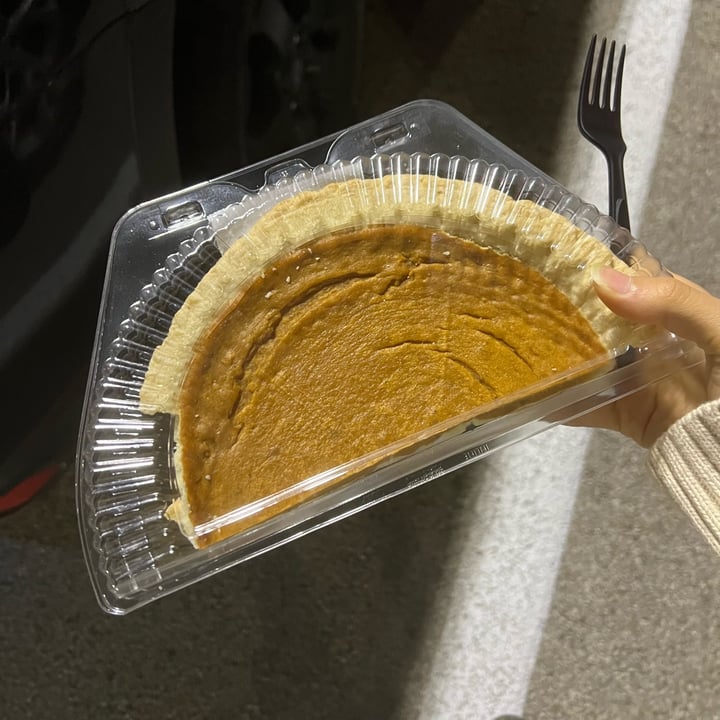 photo of Whole Foods bakery Pumpkin Pie shared by @aubreyj27 on  08 Dec 2023 - review
