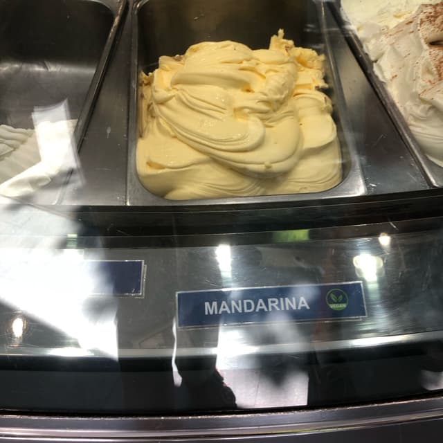 Photo of the dish “Helado de frambuesa y mandarina”