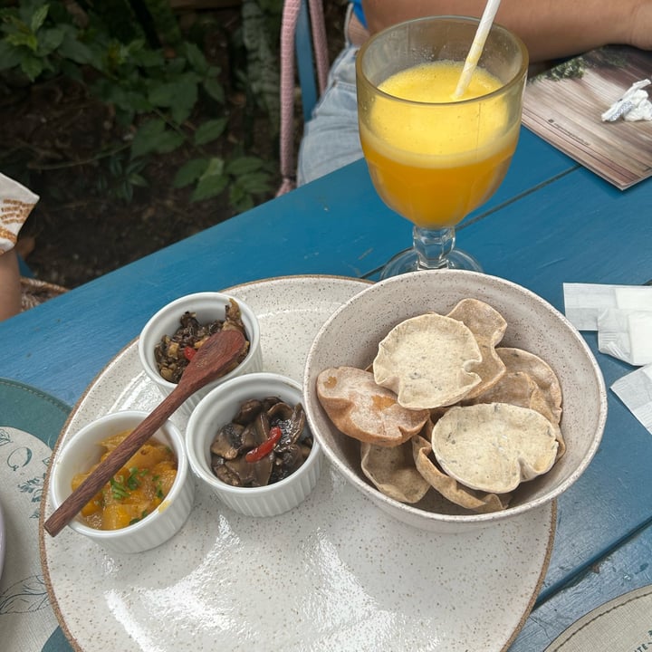 photo of Vegan Vegan Espaço Vegetariano Entrada Com Mixe De Pastas shared by @rosaloureiro on  05 Jan 2025 - review