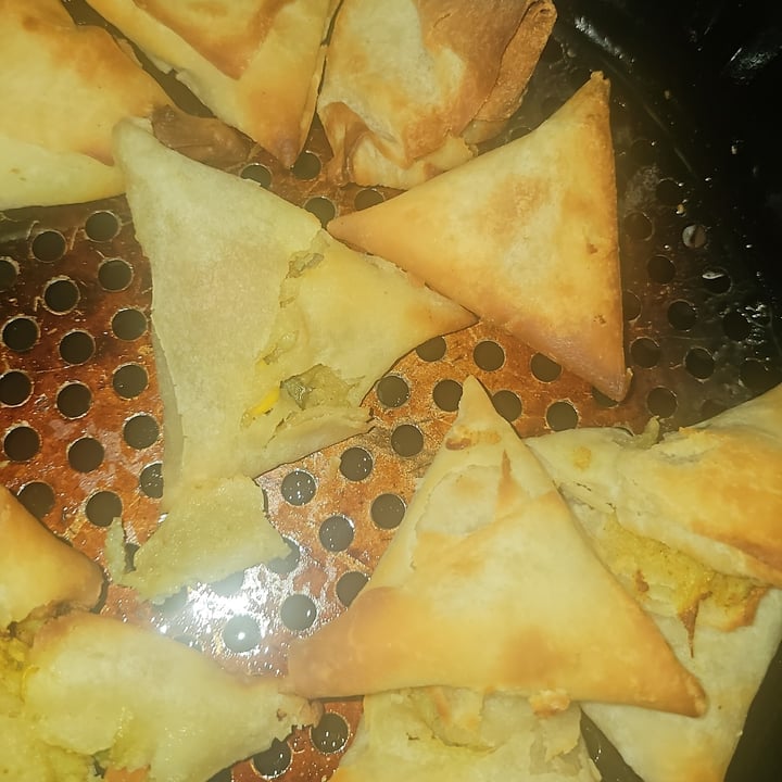 photo of Sandton food 12 vegetable samoosas shared by @gloomyvegan on  20 Mar 2025 - review