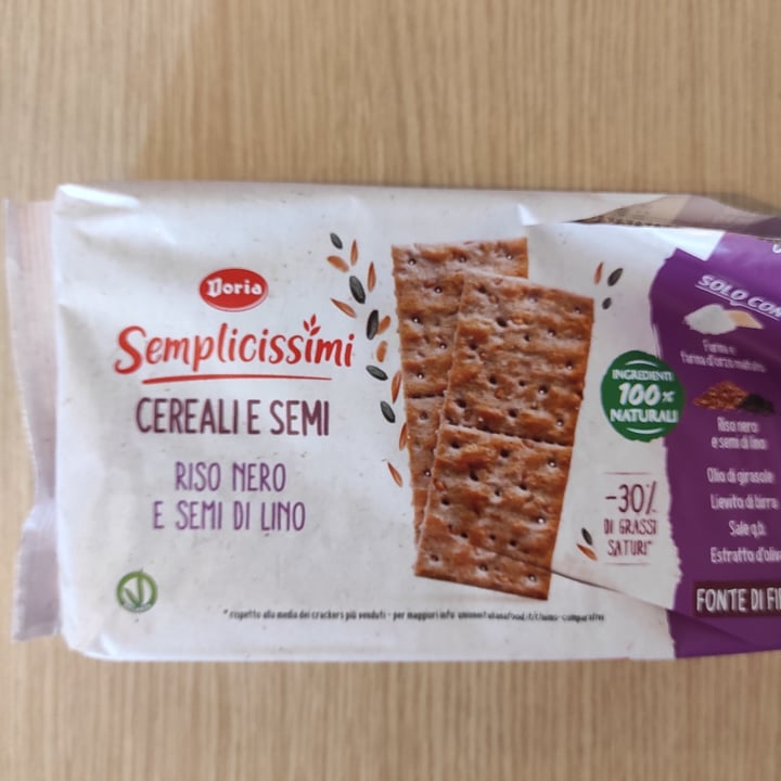 photo of I semplicissimi doria Crackers riso nero e semi di lino shared by @niklabelloli1 on  26 Aug 2023 - review