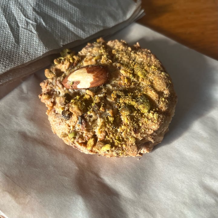 photo of Flour Bakery Almond Pistachio Macaroon shared by @oliviawzg on  20 Apr 2024 - review