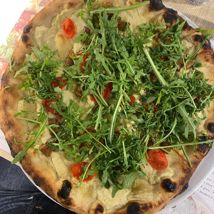 photo of Molto Più PIZZA BURGER E RESTAURANT Pizza Composta Dalla Mia Ragazza Con Ingredienti Delle Altre Pizze shared by @simonaalbanese on  11 Apr 2025 - review