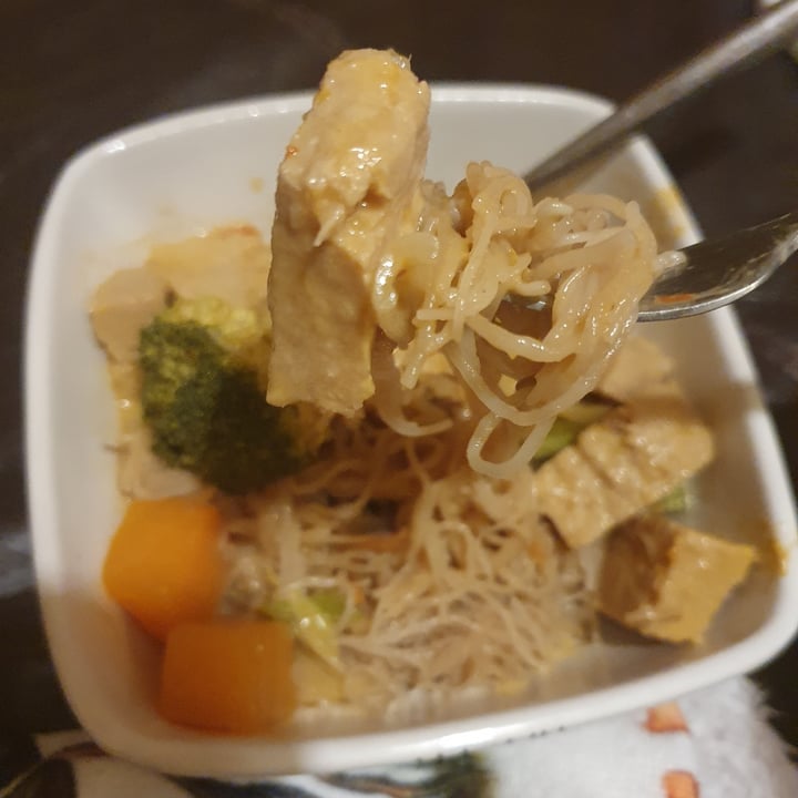 photo of Camile Thai Epsom Red Thai Curry With Vegan Ch*cken shared by @gembean on  30 Dec 2024 - review