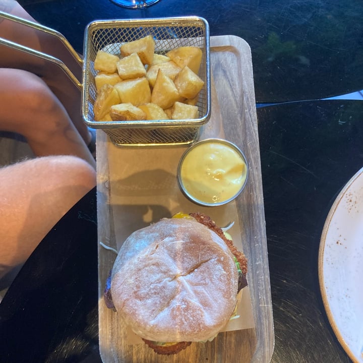 photo of Wild Food Hamburguesa y Patatas al horno shared by @sanleeping on  26 Sep 2025 - review