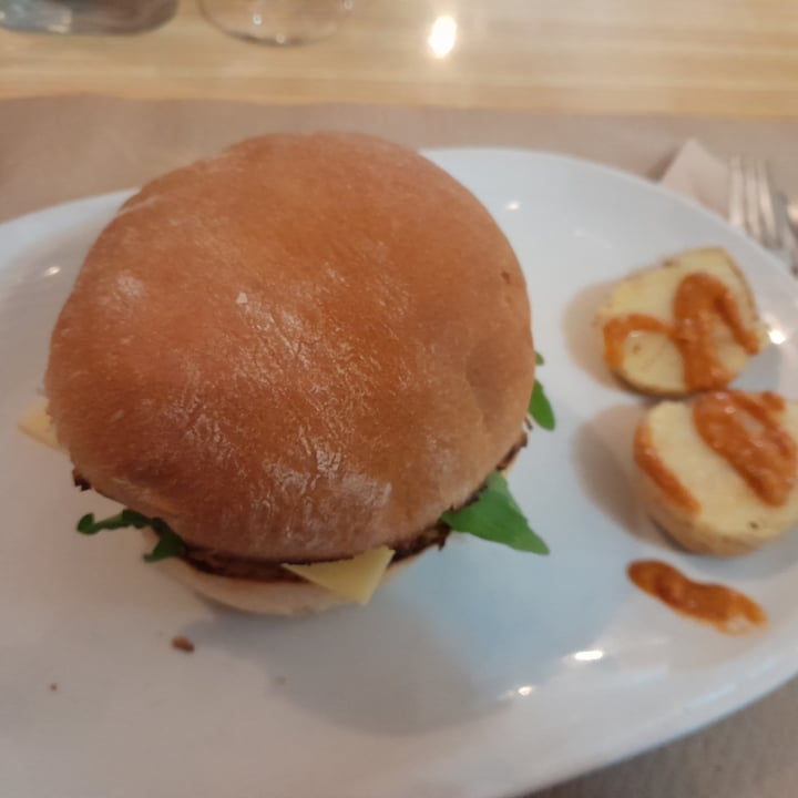photo of Hostel La Pedriza hamburguesa beyond shared by @vviborezna on  11 Jan 2024 - review