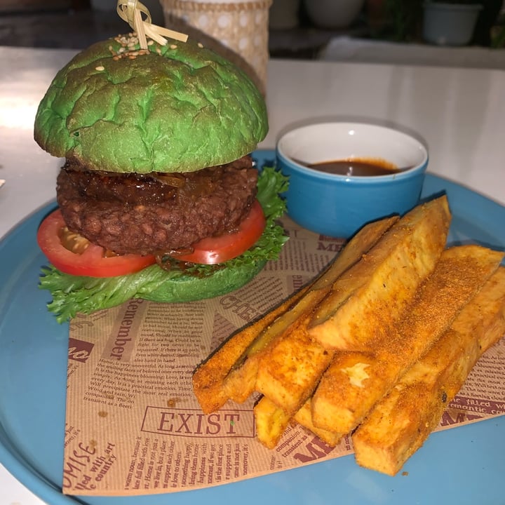 photo of iVegan Danang Ohana Pineapple Burger shared by @tiascaz on  14 Oct 2023 - review