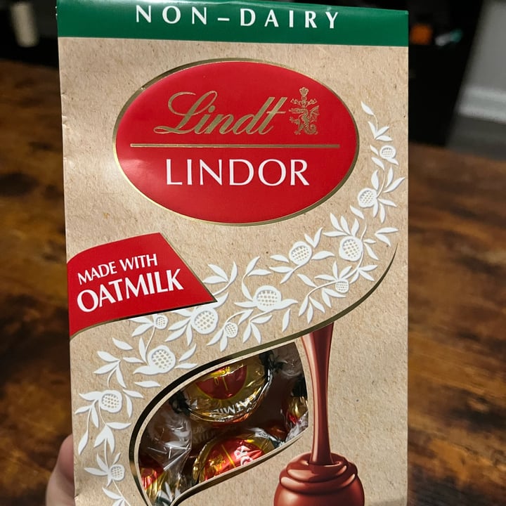 photo of Lindt Lindor Oatmilk Chocolate Truffles shared by @ivastoykova on  18 Oct 2023 - review