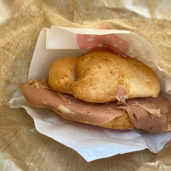 photo of Grunf Mortadella Bar panino con mortadella vegana shared by @isabelgracel on  08 Oct 2024 - review